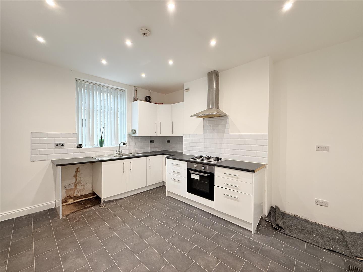 2 bed house - end terrace in Denbigh Street, Mossley – photo 3